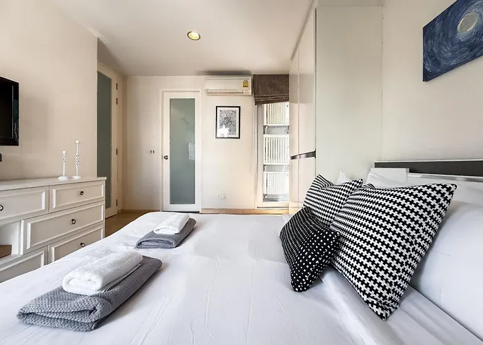 Ruamrudee Modern - Ultra Fast Wifi - Bts Ploenchit Apartment